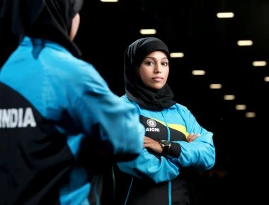 Ινδία: Αυτή είναι η αθλήτρια που καταρρίπτει τα στερεότυπα - Κάνει bodybuilding με hijump (βίντεο)